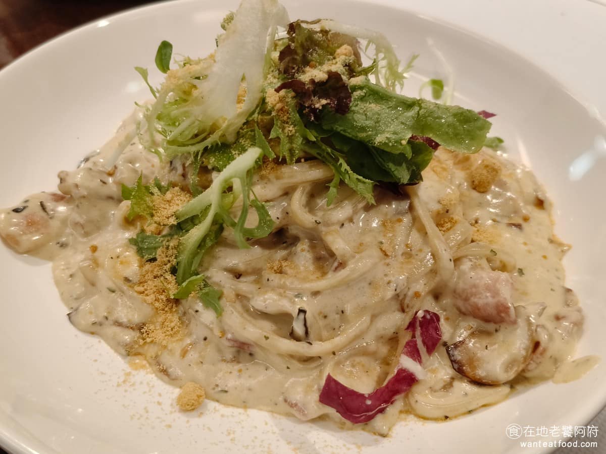 那比餐坊 那比餐坊菜單 那比餐坊推薦 中山區美食 中山美食 大直美食 義式料理 義大利麵 培根奶油蛋黃麵 一上桌就聞到濃濃的奶油香氣,上面也放了一些生菜做調配,還撒上了一些花生粉更增添香味,整體吃起來不會覺得口味單一。 @在地老饕阿府