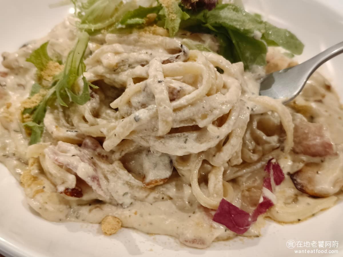 那比餐坊 那比餐坊菜單 那比餐坊推薦 中山區美食 中山美食 大直美食 義式料理 義大利麵 點餐之前服務生就會先告知,蛋黃奶油麵的口味是偏重的,吃了後發現真的很重口,奶油醬汁水份收得少,整體口感吃起來比較黏,但每一口都是濃濃的奶香,重口味者非常推薦點。 @在地老饕阿府