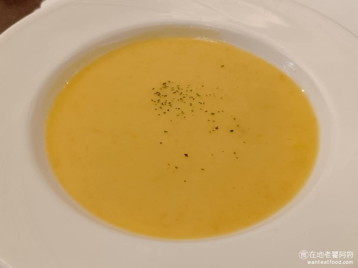 那比餐坊 那比餐坊菜單 那比餐坊推薦 中山區美食 中山美食 大直美食 義式料理 義大利麵 每日濃湯 常見的口味是蔬菜奶油濃湯或紅蘿蔔濃湯,喝起來鹹香順口,單喝就很有味道。紅蘿蔔濃湯偏甜,喝起來意外地像南瓜湯,不吃紅蘿蔔的人也不會排斥。 @在地老饕阿府