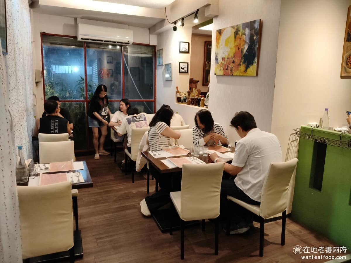 那比餐坊 那比餐坊菜單 那比餐坊推薦 中山區美食 中山美食 大直美食 義式料理 義大利麵 店內走的是溫馨的美式風格,燈光偏柔和,擺設也走典雅路線,牆上掛著一些有味道的照片和畫作,吧檯後方則擺了老闆收藏的馬克杯。 @在地老饕阿府