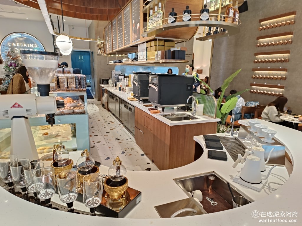卡啡那 內湖啟航館 內湖美食 港墘美食 網美咖啡廳 藍帶甜點 義式料理 咖啡廳 你也可以坐在吧檯,欣賞店員幫你泡咖啡的過程 @在地老饕阿府