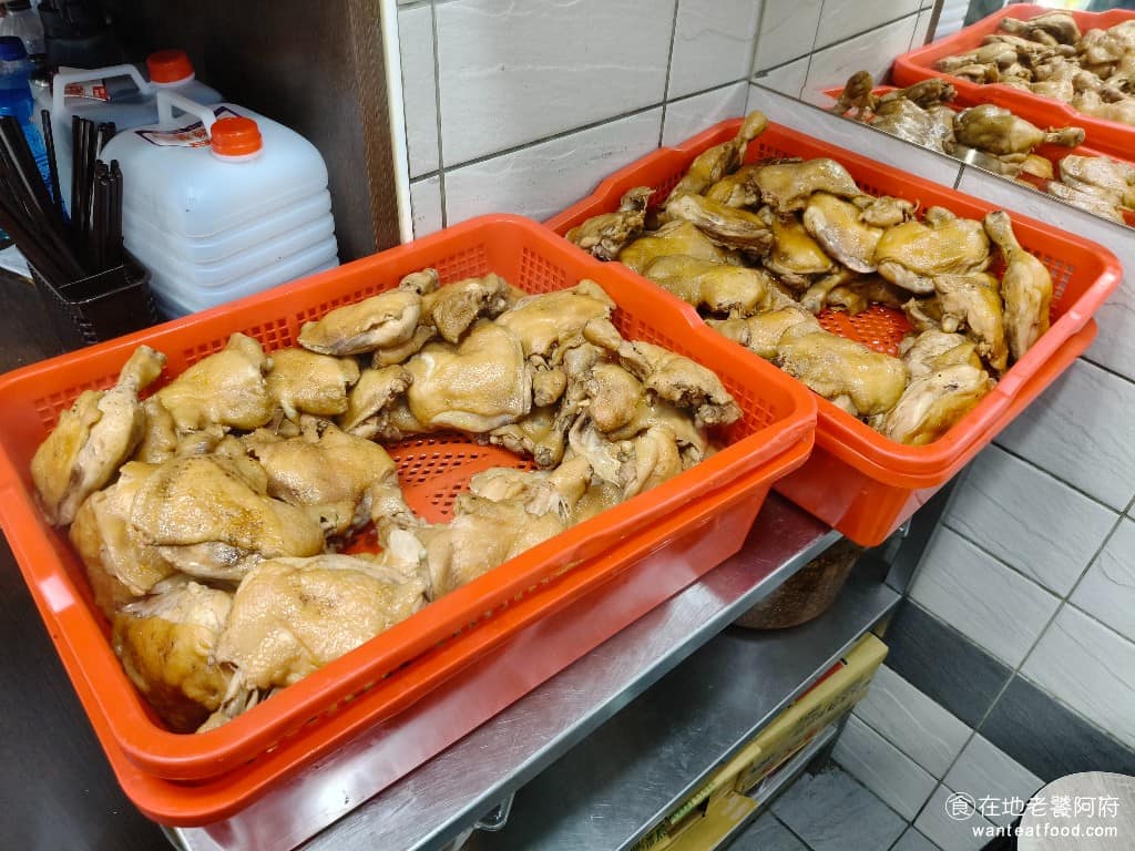 金園排骨萬年店 金園排骨萬年店菜單 金園排骨萬年店推薦 萬華區美食 萬華美食 西門美食 中式料理 雞腿是先滷後炸的做法，可看到檯面上放著很多滷好的雞腿。 @在地老饕阿府