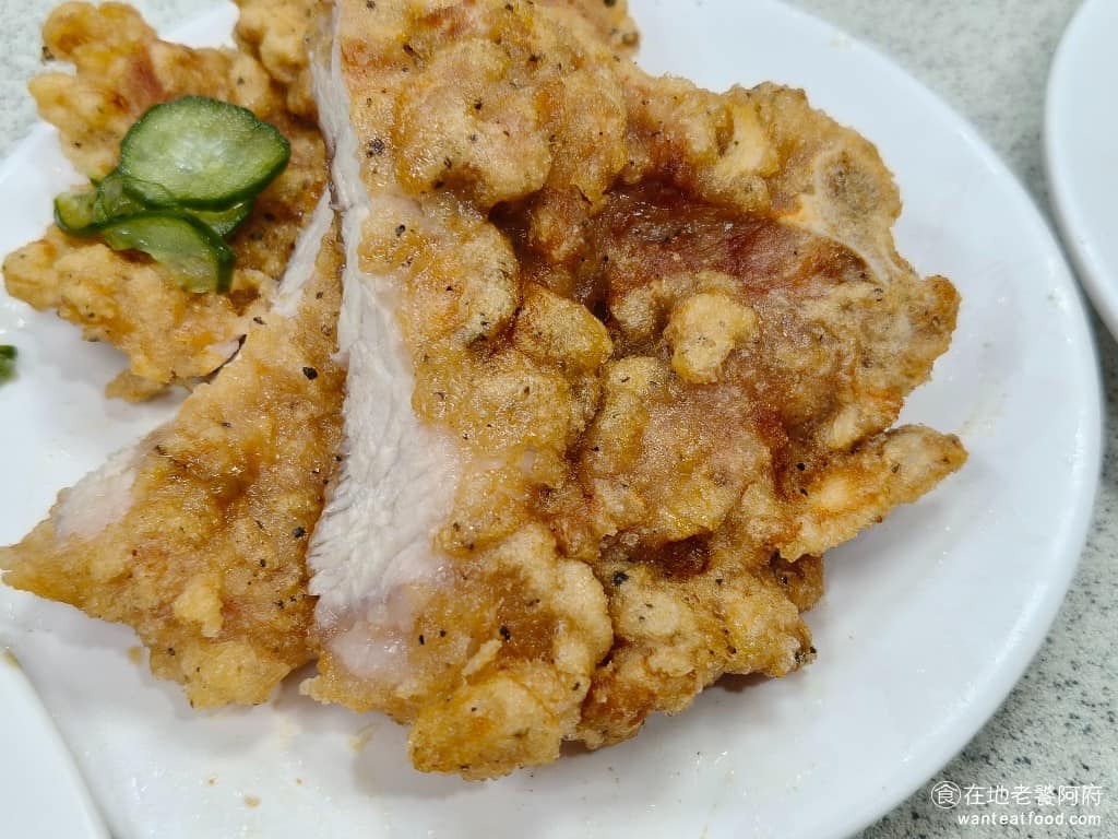 金園排骨萬年店 金園排骨萬年店菜單 金園排骨萬年店推薦 萬華區美食 萬華美食 西門美食 中式料理 另外排骨裡面偶爾會有碎骨頭，吃的時候要小心。配菜有醃漬黃瓜片，酸酸甜甜的，很解膩。 @在地老饕阿府