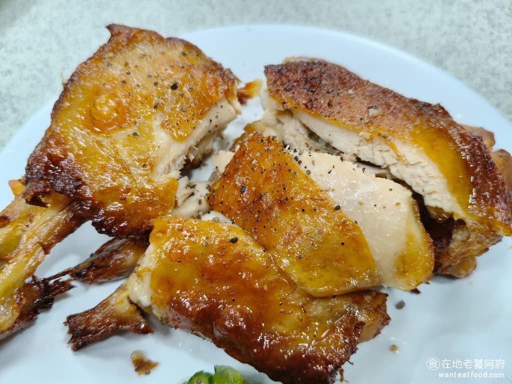 金園排骨萬年店 金園排骨萬年店菜單 金園排骨萬年店推薦 萬華區美食 萬華美食 西門美食 中式料理 雞皮緊貼在雞肉上，口感結實大部分已經去骨，只剩尾端一小節，吃起來很方便。不過因為是乾炸的關係，吃起來會覺得肉質偏乾，沒有排骨那麼多汁，整體來說還是排骨比較好吃很多。 @在地老饕阿府