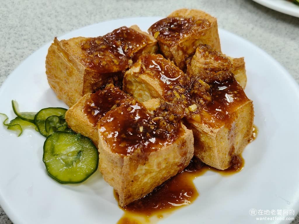 金園排骨萬年店 金園排骨萬年店菜單 金園排骨萬年店推薦 萬華區美食 萬華美食 西門美食 中式料理 炸豆腐 是菜單上有星號推薦的菜色，外表炸得非常酥脆，火候控制得很好，上面淋的是蒜蓉醬油膏，蒜味十足、鹹香夠味，讓炸豆腐好吃度大大提升。豆腐本體豆香十足口感綿密中帶點扎實感，配上蒜蓉醬油膏，真的很涮嘴。如果喜歡吃辣，可以加特製辣醬，加了辣醬的炸豆腐，更是好吃。 @在地老饕阿府