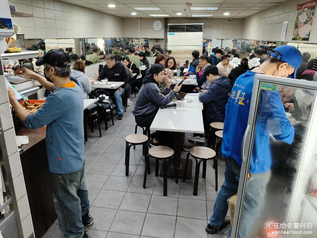 金園排骨萬年店 金園排骨萬年店菜單 金園排骨萬年店推薦 萬華區美食 萬華美食 西門美食 中式料理 店內的桌位一般都坐 2 到 3 人，空間稍微擁擠一點。還有一個小夾層座位區，用餐時間人潮多，桌與桌之間的距離比較近，但翻桌率快，通常等個 5 到 10 分鐘，就會有位置。 @在地老饕阿府