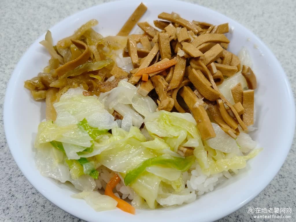 金園排骨萬年店 金園排骨萬年店菜單 金園排骨萬年店推薦 萬華區美食 萬華美食 西門美食 中式料理 排骨飯的配菜有高麗菜、酸菜和豆干，調味比較清淡，味道都很普通。 @在地老饕阿府