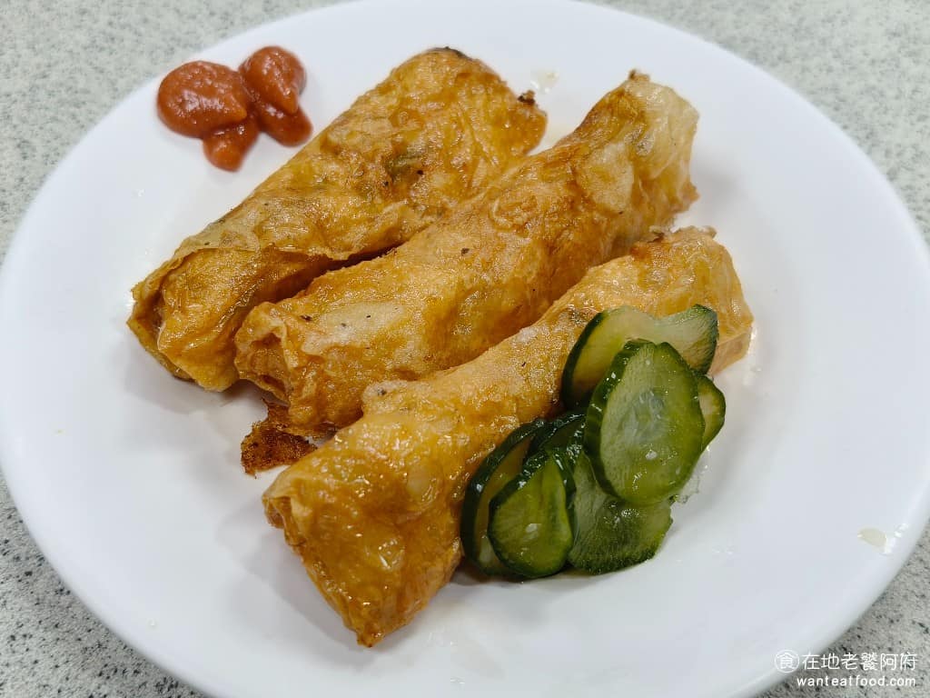 金園排骨萬年店 金園排骨萬年店菜單 金園排骨萬年店推薦 萬華區美食 萬華美食 西門美食 中式料理 炸蝦捲 一份有三條，CP 值還算高，原本在猶豫要點炸蝦捲，還是炸春捲，後來看到點炸蝦捲的人比較多，所以就決定點蝦捲。 @在地老饕阿府