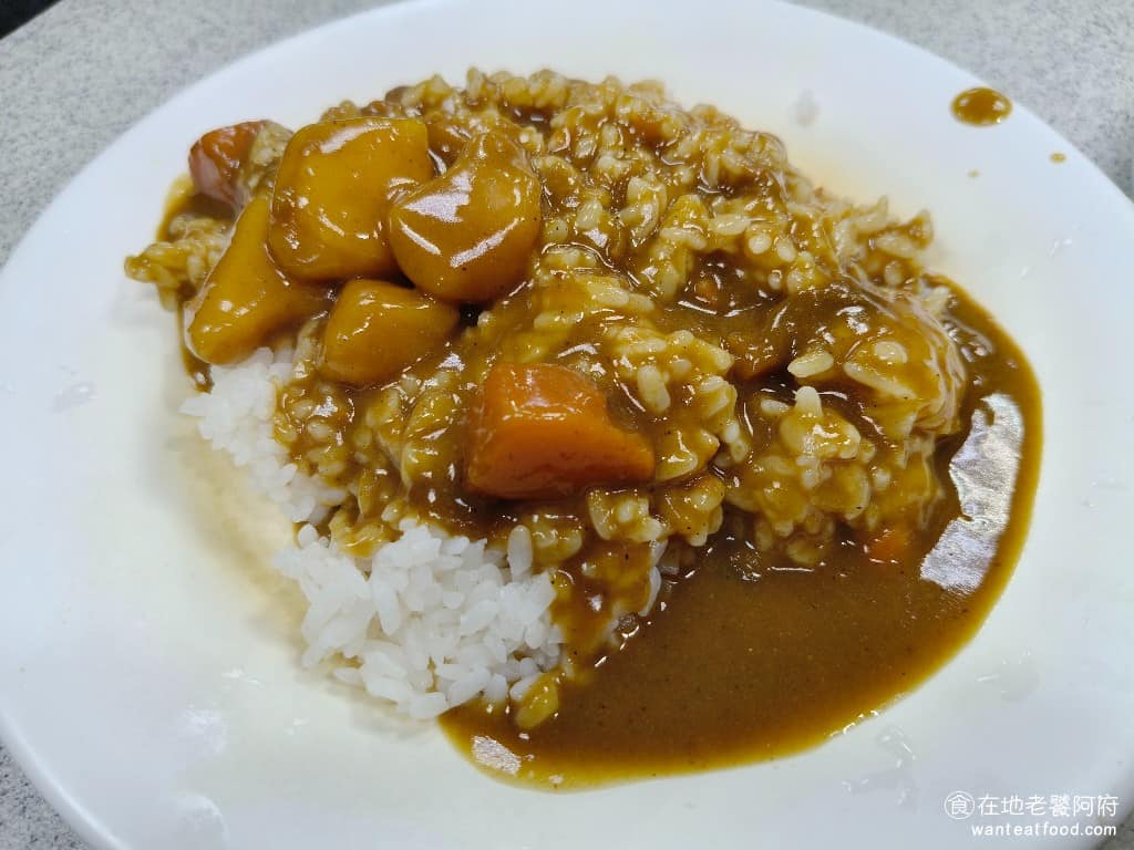 金園排骨萬年店 金園排骨萬年店菜單 金園排骨萬年店推薦 萬華區美食 萬華美食 西門美食 中式料理 咖哩飯 咖哩吃起來微辣，帶點香濃的口感，配上炸排骨、炸雞腿，吃起來更濕潤，也有付一碗湯可以喝。只不過這裡的白飯，不管是咖哩飯，還是排骨飯，飯吃起來的口感都太乾太硬了，這點比較可惜。 @在地老饕阿府