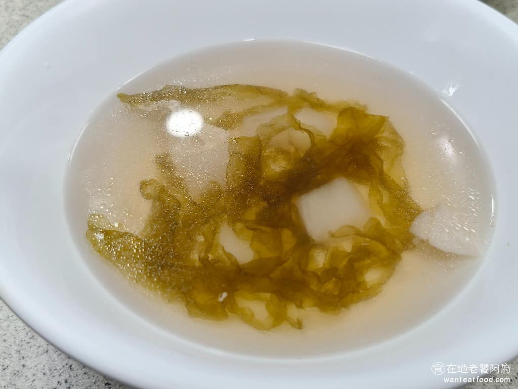 金園排骨萬年店 金園排骨萬年店菜單 金園排骨萬年店推薦 萬華區美食 萬華美食 西門美食 中式料理 海帶蛋花湯 點主餐都會送一碗，口味每天不一樣，這次喝到的是海帶蘿蔔蛋花湯，湯頭溫潤舒服，鹹度適中，海帶和蘿蔔都煮得很軟爛、入味，蛋花也很滑嫩。雖然料不多，但喝起來很舒服，可以免費續湯。 @在地老饕阿府