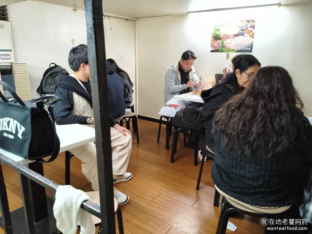 金園排骨萬年店 金園排骨萬年店菜單 金園排骨萬年店推薦 萬華區美食 萬華美食 西門美食 中式料理 除了一樓的用餐空間之外，還有二樓的空間，只不過二樓空間非常小，只能容納六到八人左右。 @在地老饕阿府