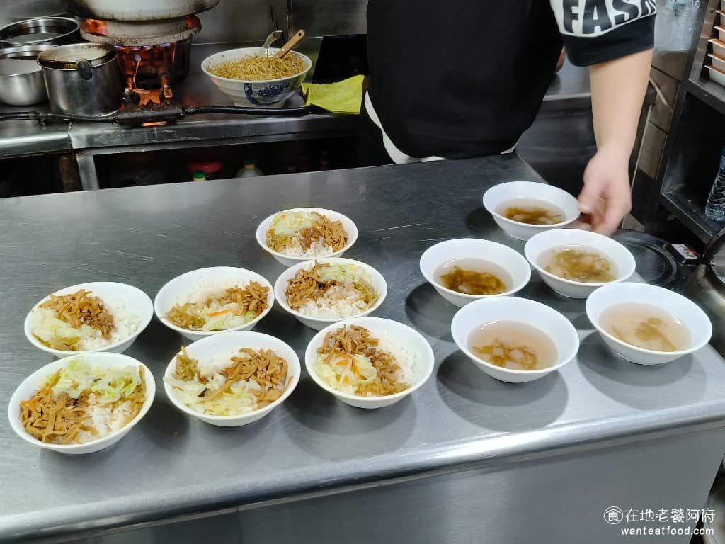 金園排骨萬年店 金園排骨萬年店菜單 金園排骨萬年店推薦 萬華區美食 萬華美食 西門美食 中式料理 西門町可以說是台北炸排骨的發源地，很多台北的炸排骨做法，都和《金園排骨萬年店》的很像，君悅排骨也是其中一個例子。 @在地老饕阿府