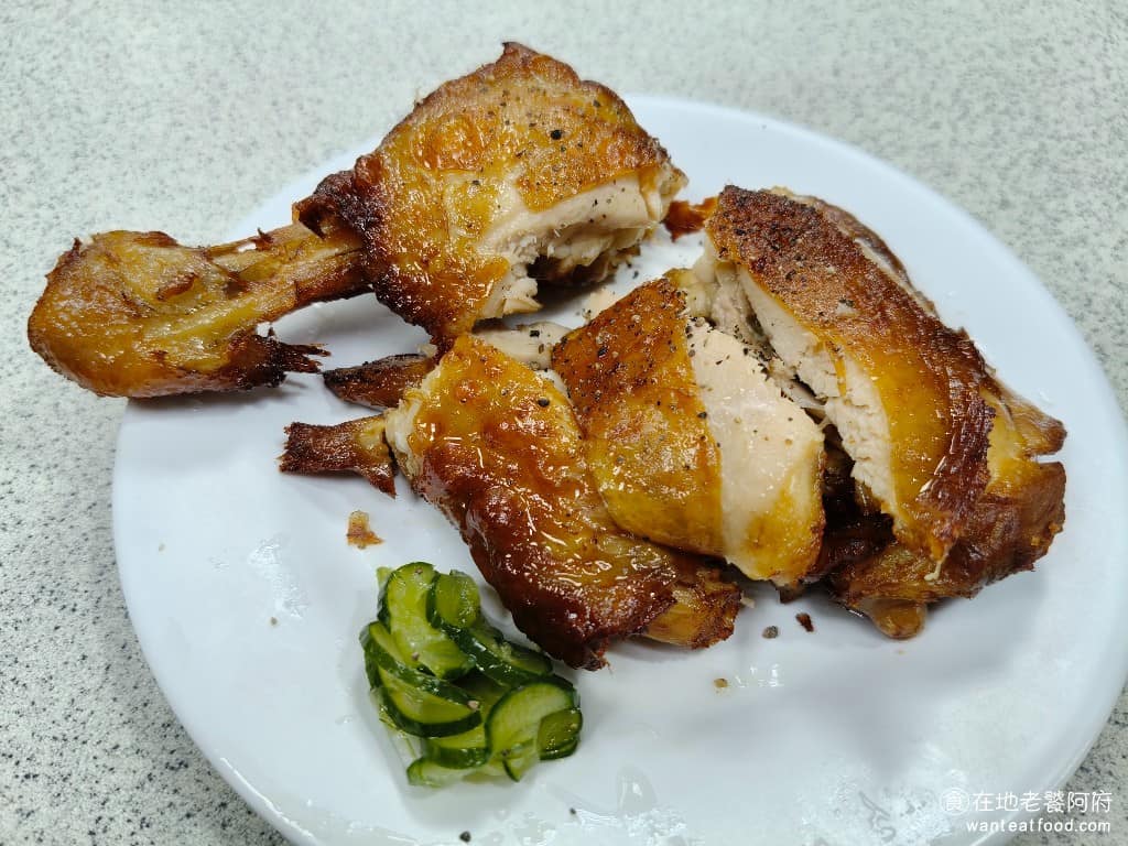 金園排骨萬年店 金園排骨萬年店菜單 金園排骨萬年店推薦 萬華區美食 萬華美食 西門美食 中式料理 炸雞腿 雞腿一支蠻大的，會切成三塊，雞腿是先滷再炸的做法，沒有裹粉直接乾炸，外皮炸得香香酥酥，顏色較深。 @在地老饕阿府