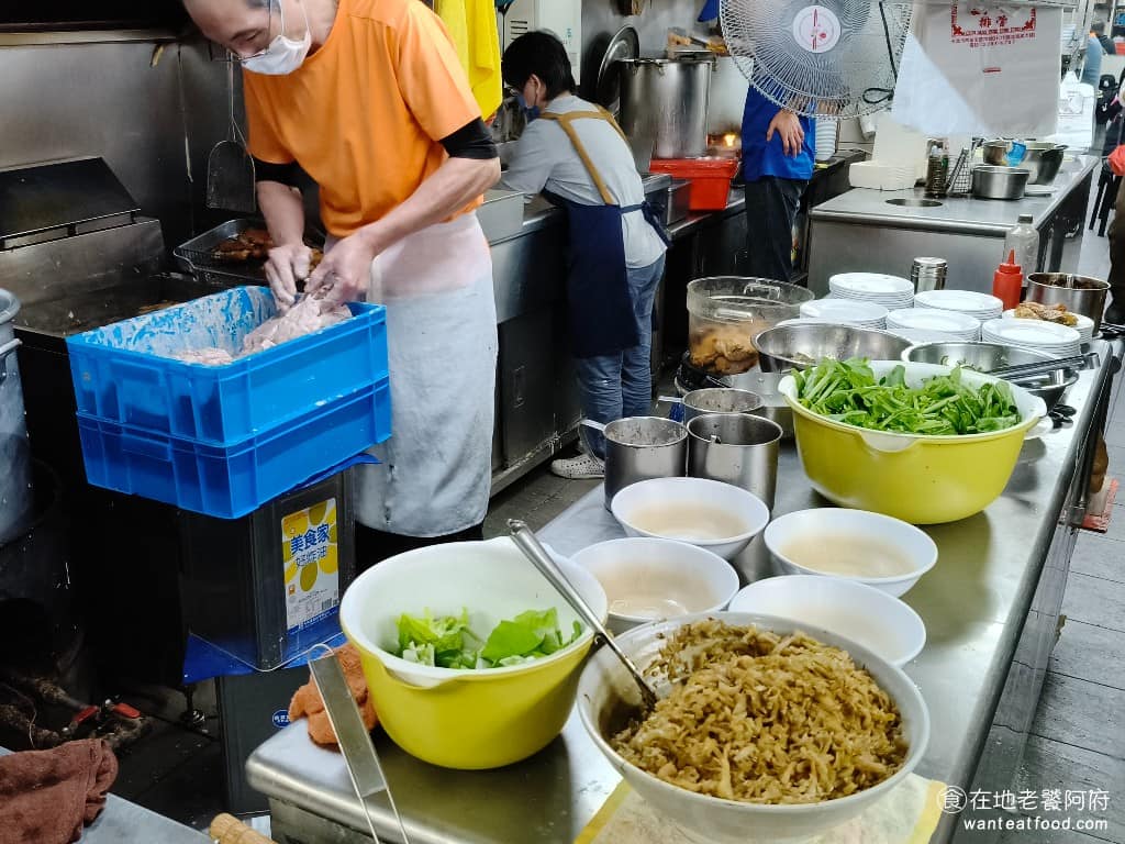 金園排骨萬年店 金園排骨萬年店菜單 金園排骨萬年店推薦 萬華區美食 萬華美食 西門美食 中式料理 新老闆開始要求各加盟店，繳交權利金，許多加盟店不願意，就打起了官司，有些店就改了名稱，變成現在的「金軒排骨」和「金滿園排骨」。 @在地老饕阿府