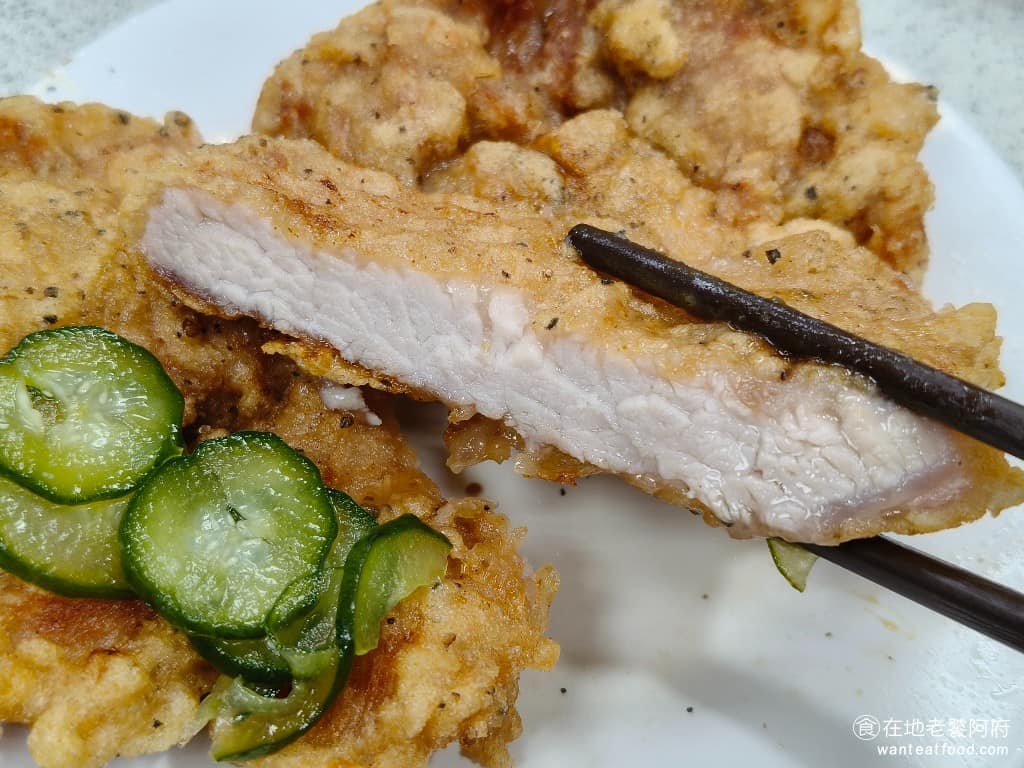 金園排骨萬年店 金園排骨萬年店菜單 金園排骨萬年店推薦 萬華區美食 萬華美食 西門美食 中式料理 外層炸得金黃酥脆，麵衣薄而均勻，灑上黑胡椒粉，讓香氣更足。不過排骨雖然厚實，但吃起來肉質偏硬，比較難咬，而且肉本身醃製得不夠入味，所以單吃肉的話，沒什麼味道，主要的風味都在外皮的黑胡椒粉。 @在地老饕阿府