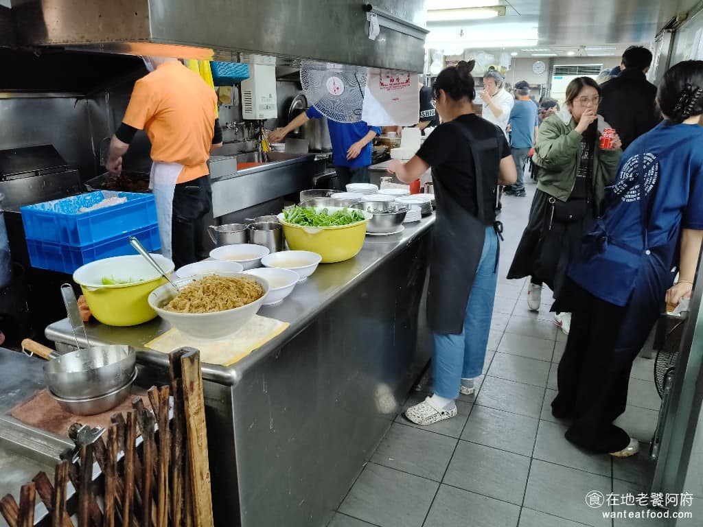 金園排骨萬年店 金園排骨萬年店菜單 金園排骨萬年店推薦 萬華區美食 萬華美食 西門美食 中式料理 後來老太太把店交給兒子經營，但是兒子因為債務問題，把金園排骨的商標拿去假扣押，因此被拍賣，直到 1999 年，商標被「桃園金園排骨加盟主」買回，成為了新老闆。 @在地老饕阿府