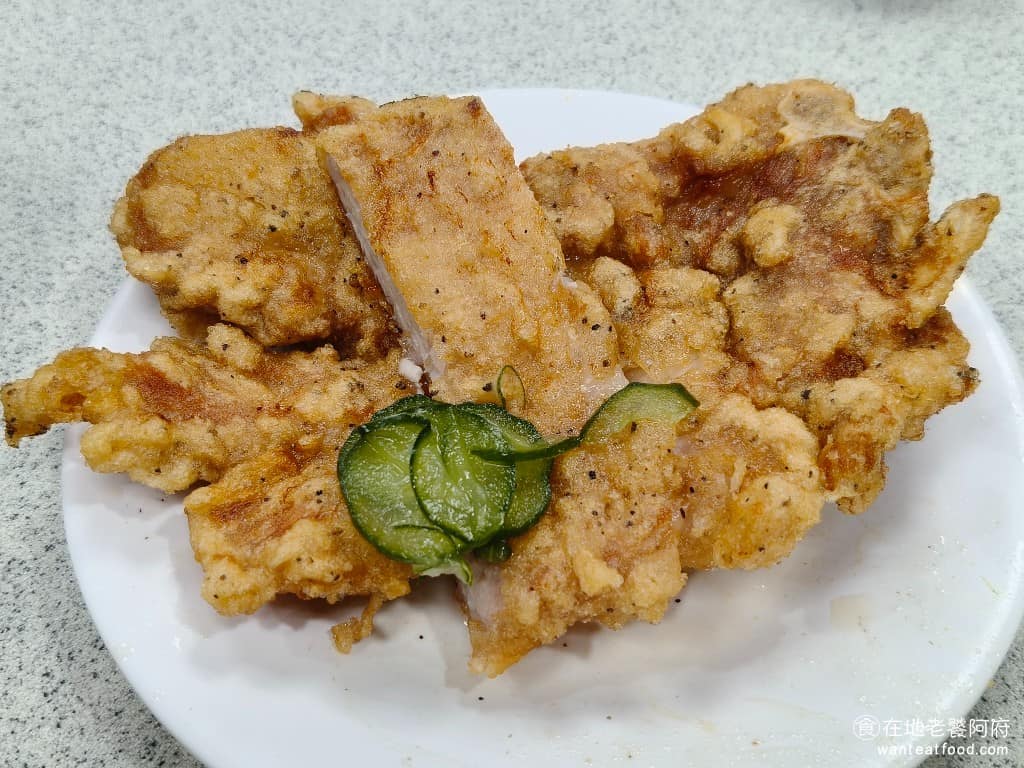 金園排骨萬年店 金園排骨萬年店菜單 金園排骨萬年店推薦 萬華區美食 萬華美食 西門美食 中式料理 炸排骨 金園的招牌中的招牌，幾乎一半以上的客人都點這個，炸排骨和菜飯會分開裝，排骨一片份量不小，厚度大概有4~5公分。 @在地老饕阿府