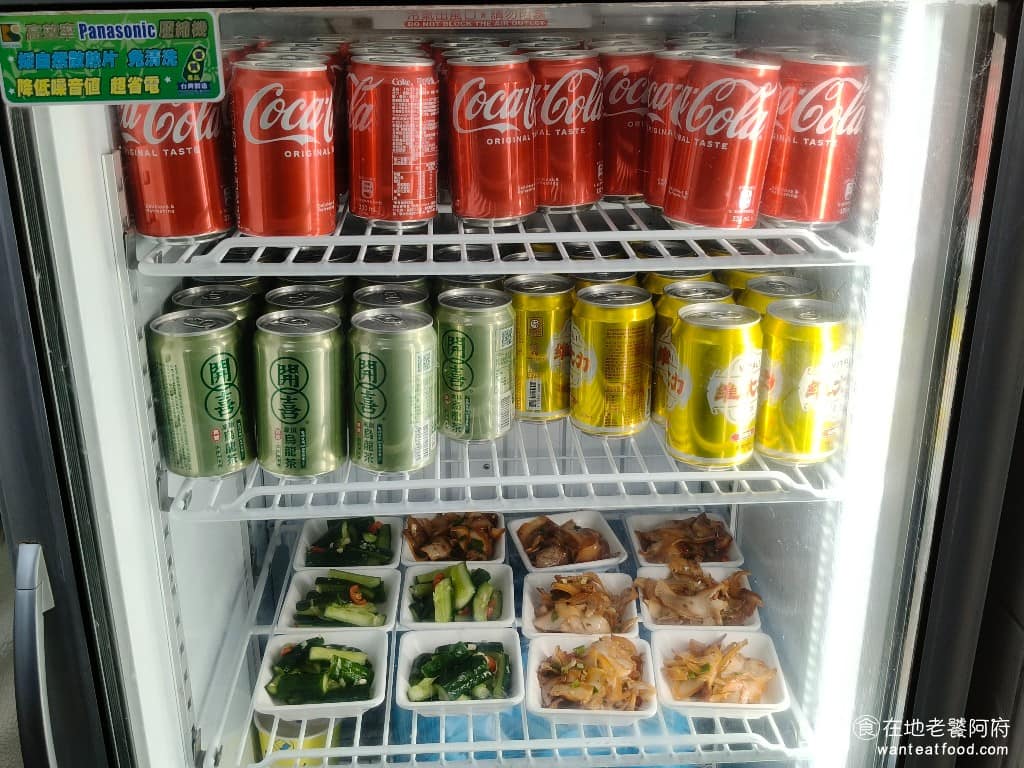 金園排骨萬年店 金園排骨萬年店菜單 金園排骨萬年店推薦 萬華區美食 萬華美食 西門美食 中式料理 店內還有賣飲料和小菜，小菜有小黃瓜和豬耳朵，飲料有可樂、維大力和開喜烏龍茶。 @在地老饕阿府