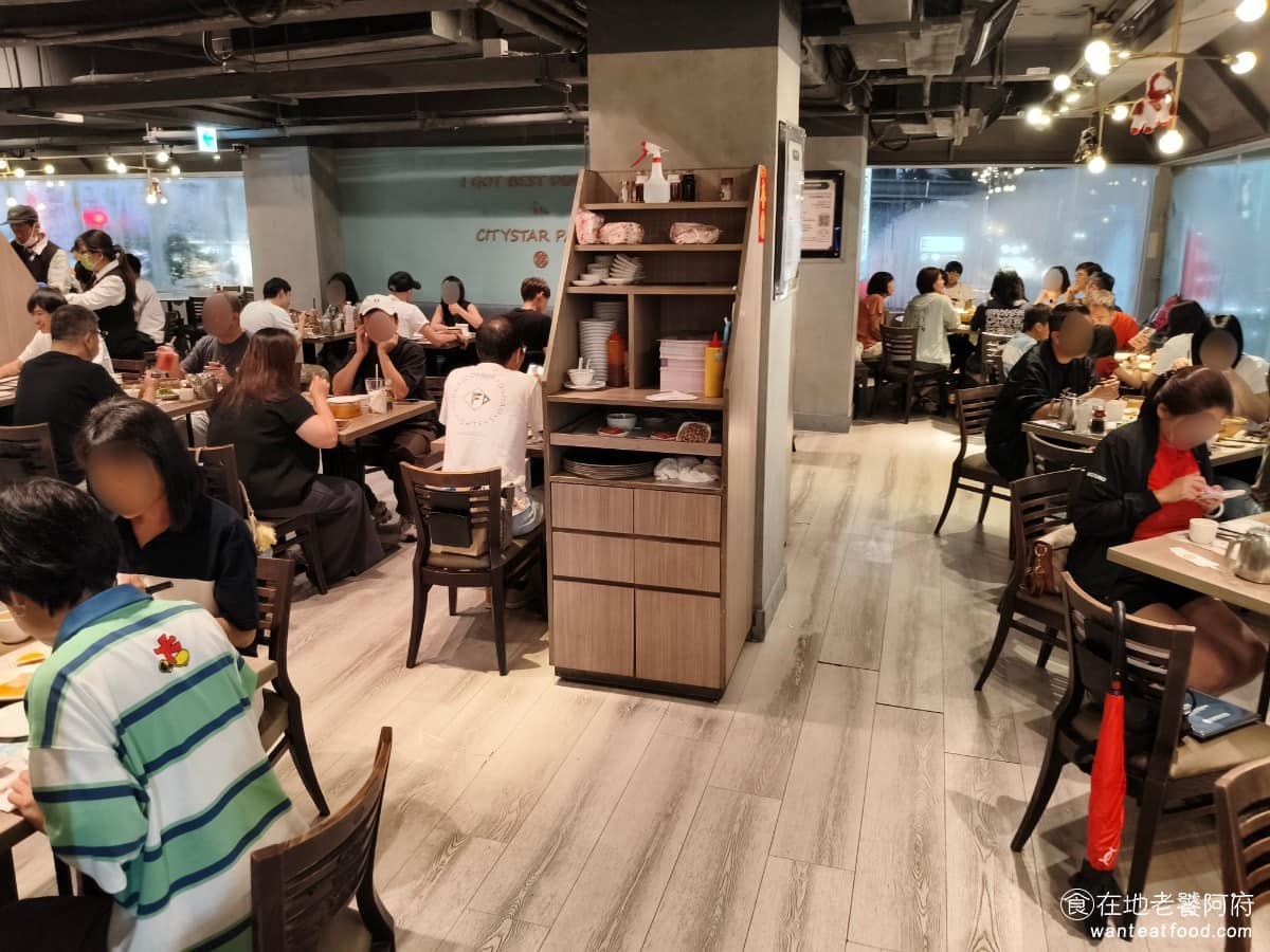 吉星港式飲茶 吉星港式飲茶菜單 吉星港式飲茶推薦 中山區美食 中山美食 《京星港式飲茶》早年在東區，曾同時經營兩家分店，一間位於敦化南路，順成蛋糕樓上，另一間在不遠處的忠孝東路上，其中忠孝東路的分店後來結束營業。 @在地老饕阿府