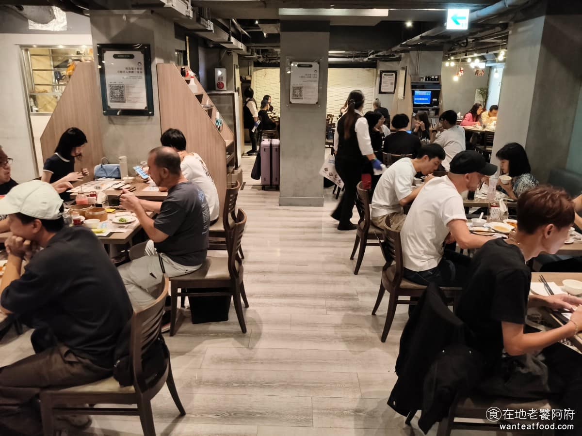 吉星港式飲茶 吉星港式飲茶菜單 吉星港式飲茶推薦 中山區美食 中山美食 店內格局為L型，靠窗一整排都有座位，採光相對明亮，圓桌、方桌皆有，可容納不同人數的聚餐需求，最大桌可坐約十人。 @在地老饕阿府