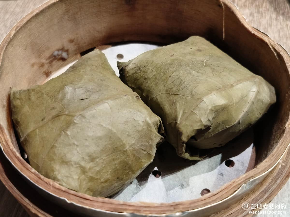 吉星港式飲茶 吉星港式飲茶菜單 吉星港式飲茶推薦 中山區美食 中山美食 荷葉糯米雞 一份兩顆味道整體不錯，米飯沒有特別軟爛，吃起來顆粒感明顯，喜歡偏軟口感的人，可能會不喜歡，但味道本身是沒問題的。 @在地老饕阿府