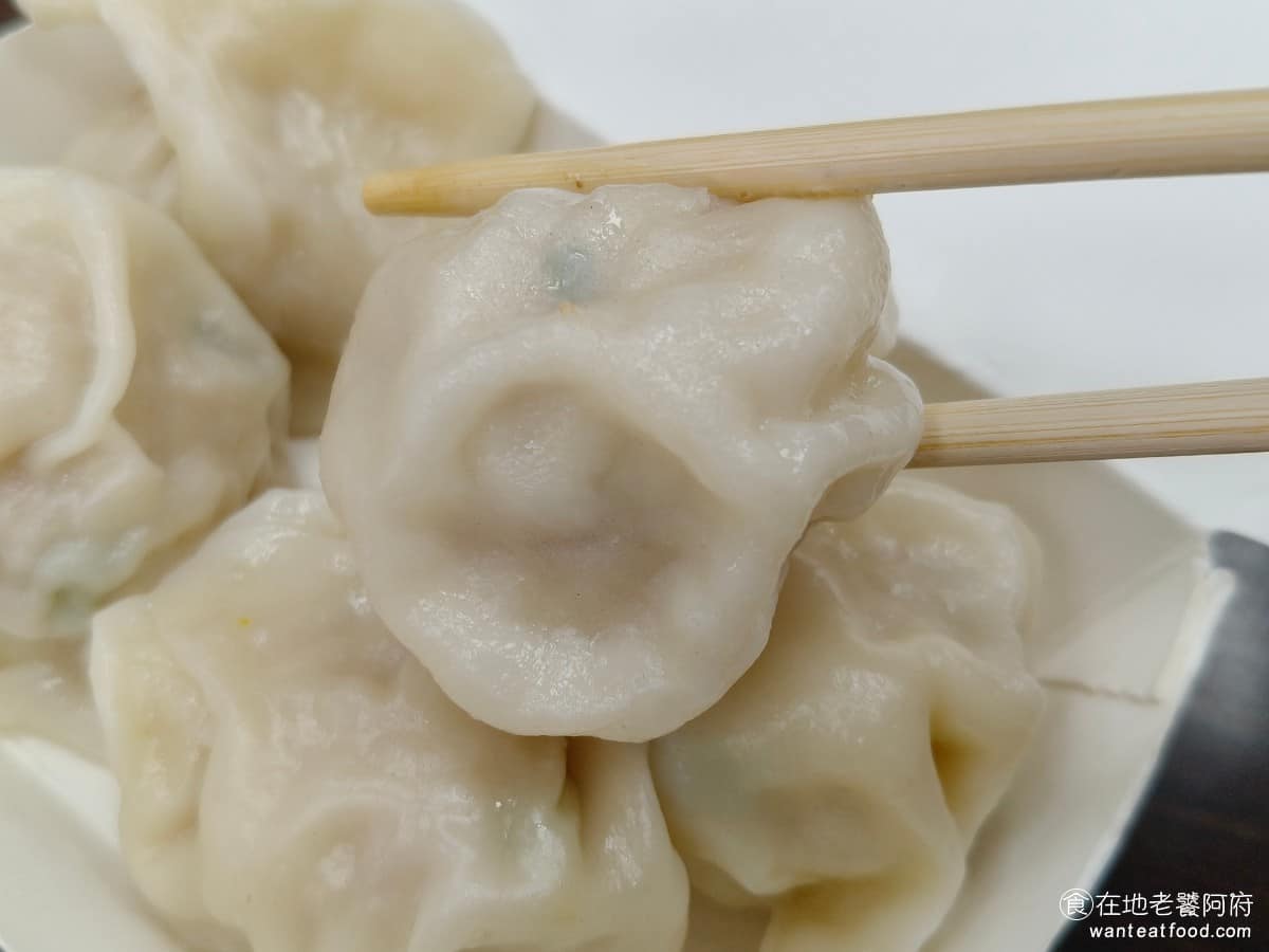 珍香鍋貼水餃專賣店 珍香鍋貼水餃專賣店菜單 珍香鍋貼水餃專賣店推薦 中和區美食 中和美食 整體味道上比較偏淡，比起鍋貼少了些驚喜感，但味道本身還算正常，和鍋貼一樣，內餡也是有味道的，不沾醬吃也沒問題。 @在地老饕阿府