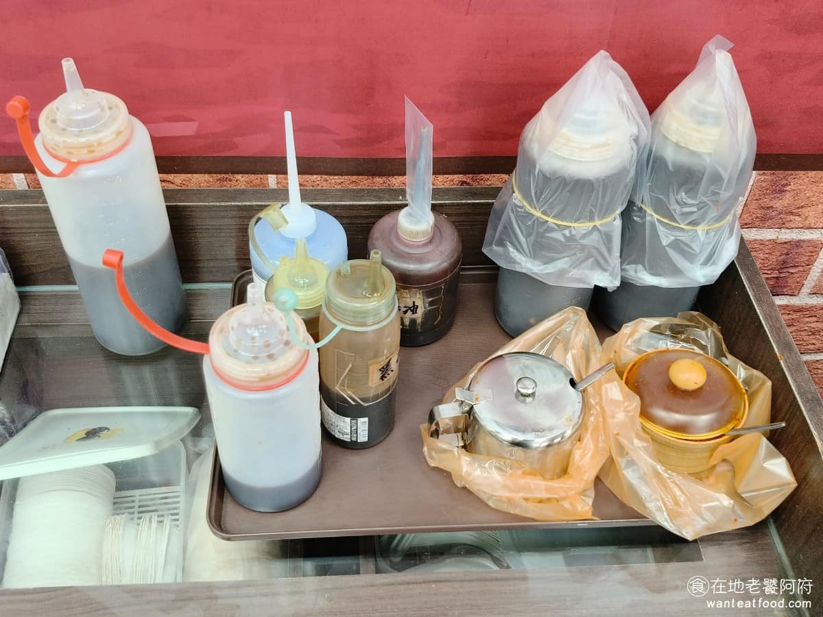 珍香鍋貼水餃專賣店 珍香鍋貼水餃專賣店菜單 珍香鍋貼水餃專賣店推薦 中和區美食 中和美食 醬料區有提供蒜味醬油、黑醋、辣椒、和胡椒粉。 @在地老饕阿府