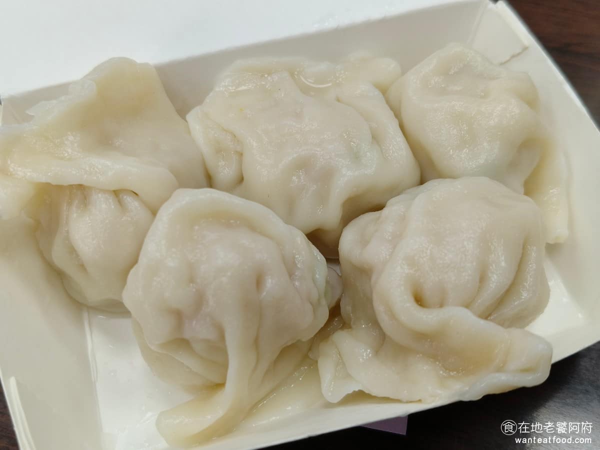 珍香鍋貼水餃專賣店 珍香鍋貼水餃專賣店菜單 珍香鍋貼水餃專賣店推薦 中和區美食 中和美食 水餃 每顆是 6.5 元，體型同樣偏大，飽滿度高，內餡是豬肉加高麗菜，沒有韭黃，高麗菜切得比鍋貼粗一些，吃起來多了點脆口的口感，皮的厚度比較厚，嚼感紮實。 @在地老饕阿府
