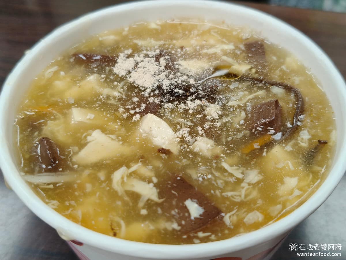 珍香鍋貼水餃專賣店 珍香鍋貼水餃專賣店菜單 珍香鍋貼水餃專賣店推薦 中和區美食 中和美食 酸辣湯 35 元一碗，勾芡稍重，湯體濃稠，配料有豆腐、豬血、木耳、筍子、蛋花，料給得算多，味道偏辣，酸度到還好。想要更重口味的，可以自己加烏醋或辣油。 @在地老饕阿府