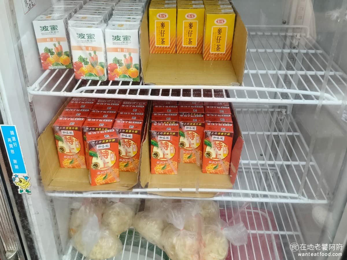 珍香鍋貼水餃專賣店 珍香鍋貼水餃專賣店菜單 珍香鍋貼水餃專賣店推薦 中和區美食 中和美食 以前店家還有賣豆漿，但現在豆漿不做了，冰箱裡只放鋁箔包的飲料，這點蠻可惜的。 @在地老饕阿府