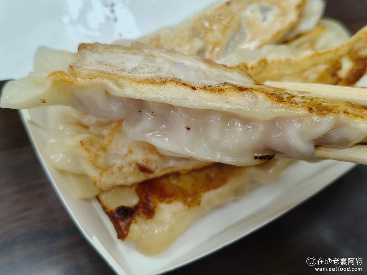 珍香鍋貼水餃專賣店 珍香鍋貼水餃專賣店菜單 珍香鍋貼水餃專賣店推薦 中和區美食 中和美食 內餡調味適中，本身就有足夠的鹹香，不沾醬直接吃也沒問題，要重口味再搭配辣椒或蒜味醬油。 @在地老饕阿府