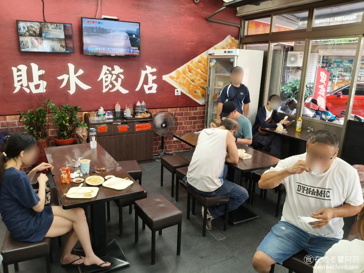 珍香鍋貼水餃專賣店 珍香鍋貼水餃專賣店菜單 珍香鍋貼水餃專賣店推薦 中和區美食 中和美食 《香珍鍋貼水餃》搬家後的新店面，整體比舊址乾淨整齊，座位空間也更寬敞，夏天有冷氣，坐起來比較舒服。用餐時段工作人員各司其職，煎鍋、打包、點餐分工明確，桌面清理的頻率還算勤快。 @在地老饕阿府