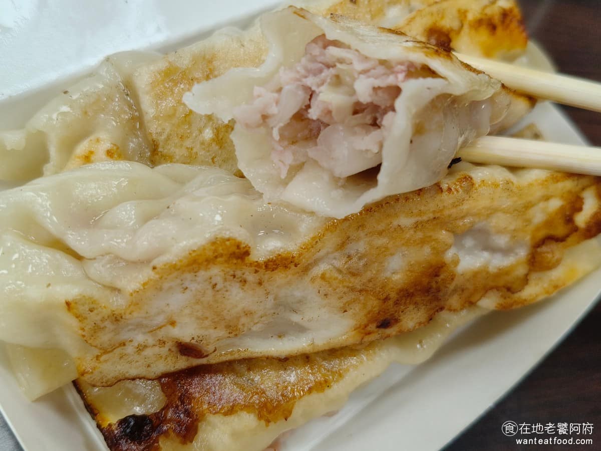 珍香鍋貼水餃專賣店 珍香鍋貼水餃專賣店菜單 珍香鍋貼水餃專賣店推薦 中和區美食 中和美食 仔細品嘗會感受到香氣，高麗菜切得細，整體內餡口感細緻，肉汁偏多咬開會出汁。味道上確實很不錯，難怪很多人喜歡，只是能不能拿到剛煎好的，就要碰運氣了，像我這次吃到的就不是剛煎好，外皮的口感，就大打折扣，沒有什麼脆感。 @在地老饕阿府