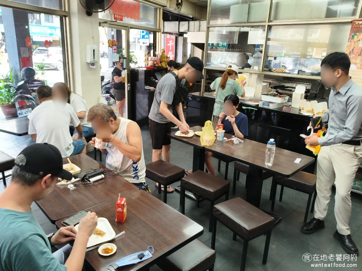 珍香鍋貼水餃專賣店 珍香鍋貼水餃專賣店菜單 珍香鍋貼水餃專賣店推薦 中和區美食 中和美食 搬家之後人氣絲毫沒有消退，用餐時段幾個大鍋同時運作，師傅的手幾乎沒有停止，平日中午前來，外帶排隊等候，約十五到二十分鐘，已經是常態，建議可以先電話預訂，免得白白等待。 @在地老饕阿府
