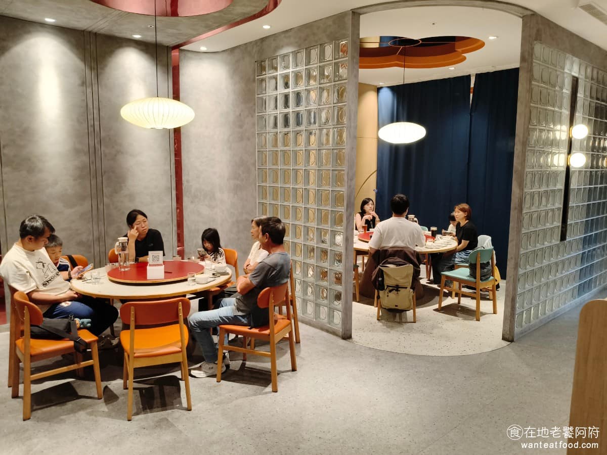 真珠台灣佳味微風南山店 真珠台灣佳味微風南山店菜單 真珠台灣佳味微風南山店推薦 美食 台式料理 店內走道跟座位安排算寬敞,61 坪的空間,放了 102 個座位,另外還有2間可以坐10人的圓桌包廂,適合多人聚餐,或是想要比較有隱私感的場合,要提前預訂。 @在地老饕阿府