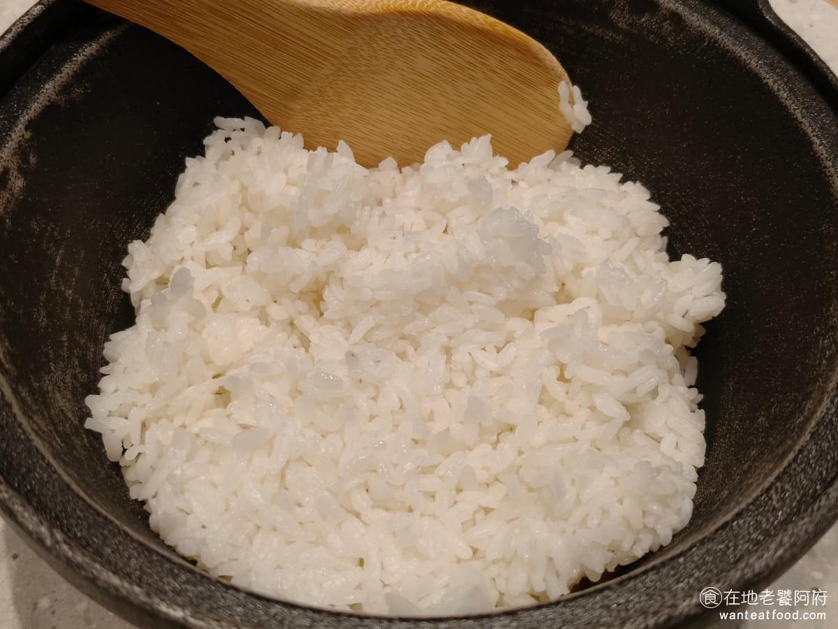 真珠台灣佳味微風南山店 真珠台灣佳味微風南山店菜單 真珠台灣佳味微風南山店推薦 美食 台式料理 白飯是用類似鑄鐵鍋的小鍋盛裝,不過米飯本身偏乾,單吃會覺得不夠濕潤。我自己吃到的這碗,米粒分明,但口感偏硬,吃起來也偏冷。 @在地老饕阿府