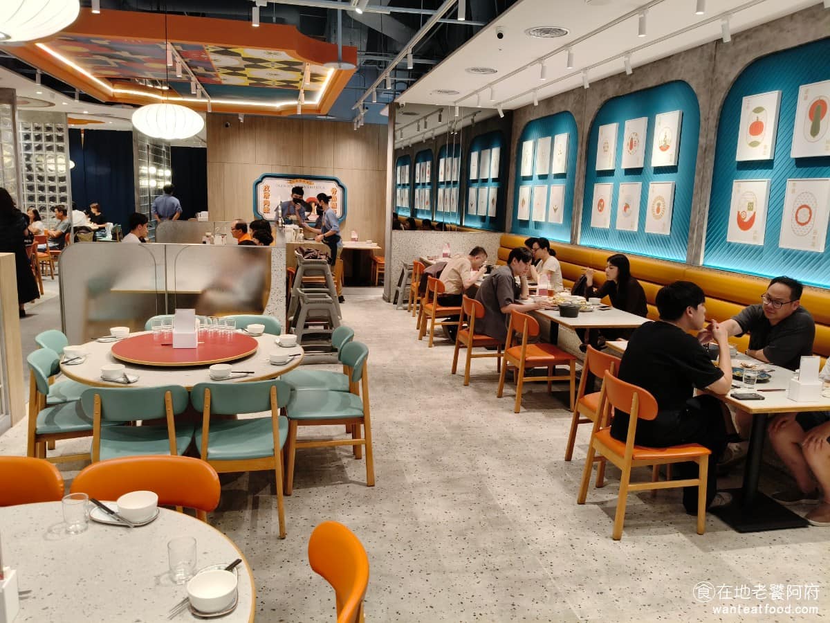 真珠台灣佳味微風南山店 真珠台灣佳味微風南山店菜單 真珠台灣佳味微風南山店推薦 美食 台式料理 《真珠台灣佳味 微風南山店》裝潢用色活潑,走的是藍橘色,搭配品牌圖騰壁畫跟霓虹燈元素,整體調性偏新潮復古。 @在地老饕阿府