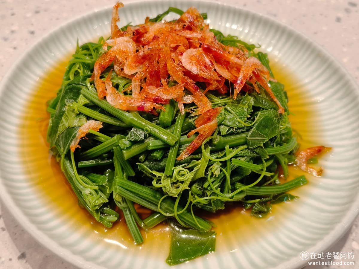 真珠台灣佳味微風南山店 真珠台灣佳味微風南山店菜單 真珠台灣佳味微風南山店推薦 美食 台式料理 櫻花蝦拌龍鬚菜 龍鬚菜處理得不錯,吃起來口感軟嫩,完全不會有咬不爛的纖維部位,份量給得很多。底部的醬汁帶一點鹹甜味,裡面加了不少醋。 @在地老饕阿府