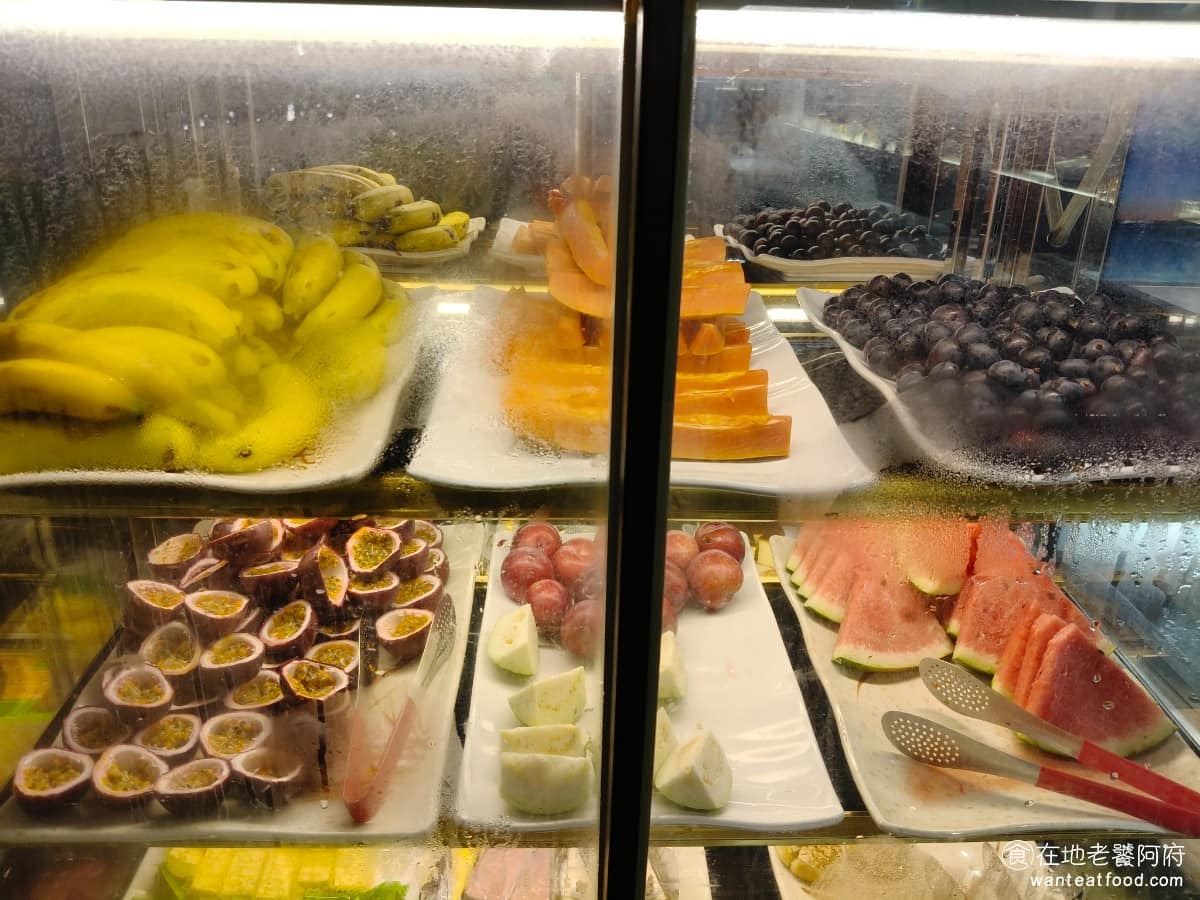 我家牛排松山撫遠店 我家牛排松山撫遠店菜單 我家牛排松山撫遠店推薦 松山區美食 松山美食 水果區 有蠻多種類的，有葡萄、木瓜、香蕉、百香果、水蜜桃、芭樂和西瓜。 @在地老饕阿府