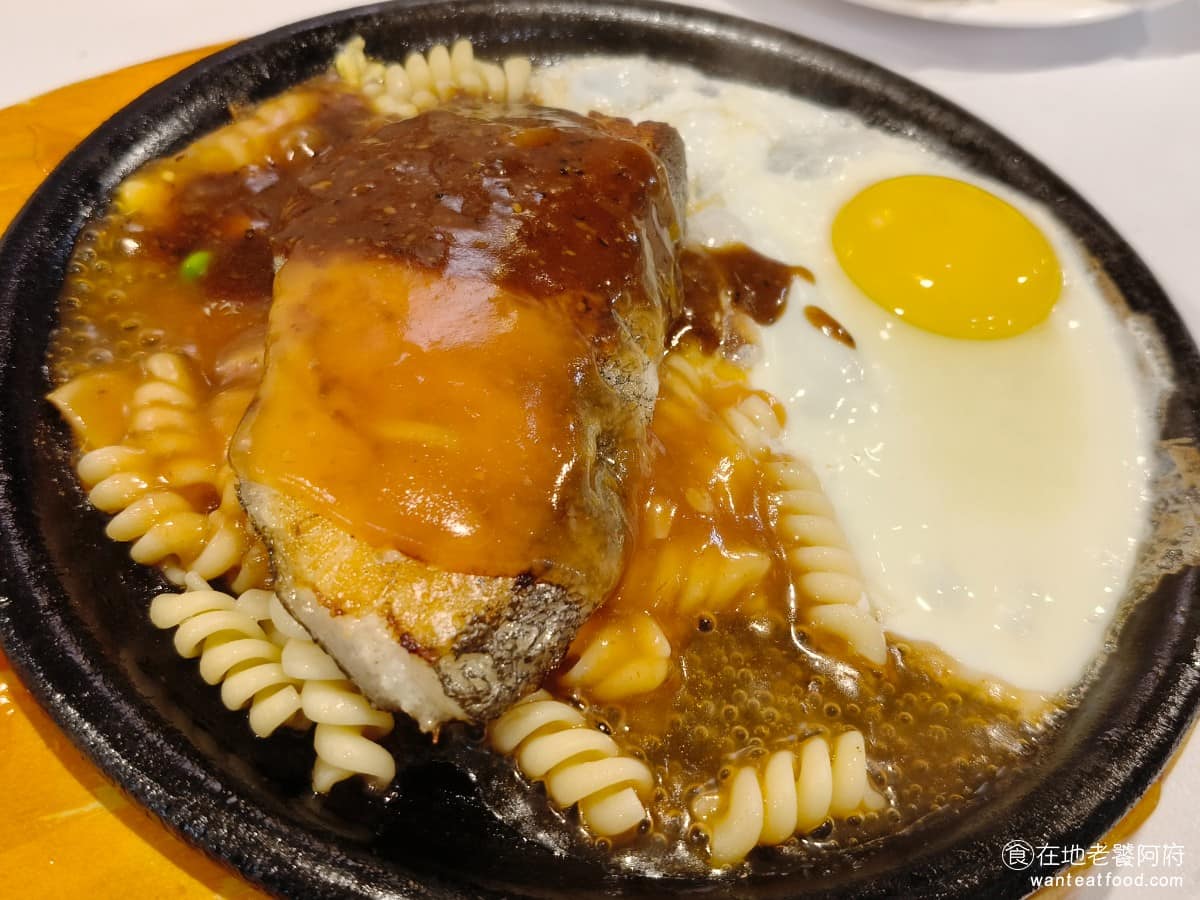 我家牛排松山撫遠店 我家牛排松山撫遠店菜單 我家牛排松山撫遠店推薦 松山區美食 松山美食 扁鱈大比目魚排 除了蘑菇醬以外，還可以搭配黑胡椒醬，鱈魚排份量非常多，愛吃魚的人可以吃得很過癮，魚肉軟嫩，吃起來還算新鮮。 @在地老饕阿府