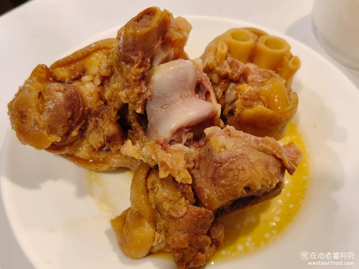 我家牛排松山撫遠店 我家牛排松山撫遠店菜單 我家牛排松山撫遠店推薦 松山區美食 松山美食 滷豬腳 帶骨帶皮的八角味較重，口味偏重豬皮軟爛，不是每個人都吃得慣八角，點之前可以先試一口。 @在地老饕阿府