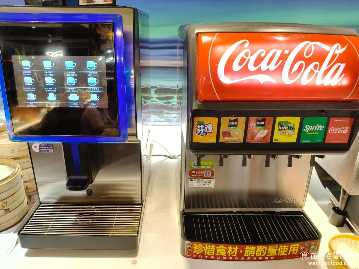 我家牛排松山撫遠店 我家牛排松山撫遠店菜單 我家牛排松山撫遠店推薦 松山區美食 松山美食 飲料區 種類也算是齊全的，有可樂、雪碧、蘋果汁、檸檬紅茶、柳橙綜合果汁、芬達橘子汽水。旁邊還有UCC咖啡機，提供濃縮咖啡、美式咖啡、卡布奇諾、拿鐵、熱奶泡、可可拿鐵、可可瑪奇朵。 @在地老饕阿府