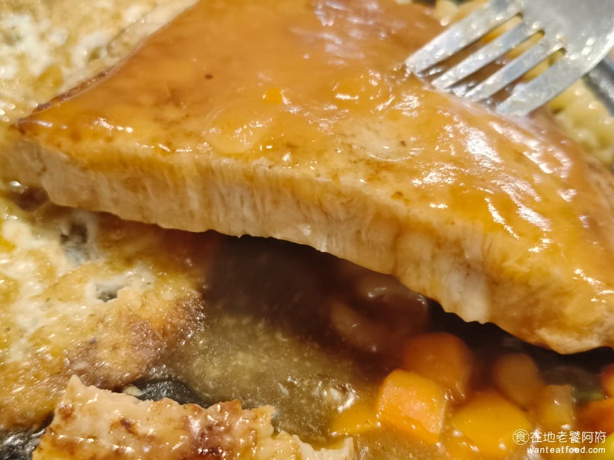 我家牛排松山撫遠店 我家牛排松山撫遠店菜單 我家牛排松山撫遠店推薦 松山區美食 松山美食 相較於雞腿排，個人覺得這個蒜味豬排更好吃，因為肉質更軟，蒜味更重，推薦重口味的人，可以直接點這一份。 @在地老饕阿府