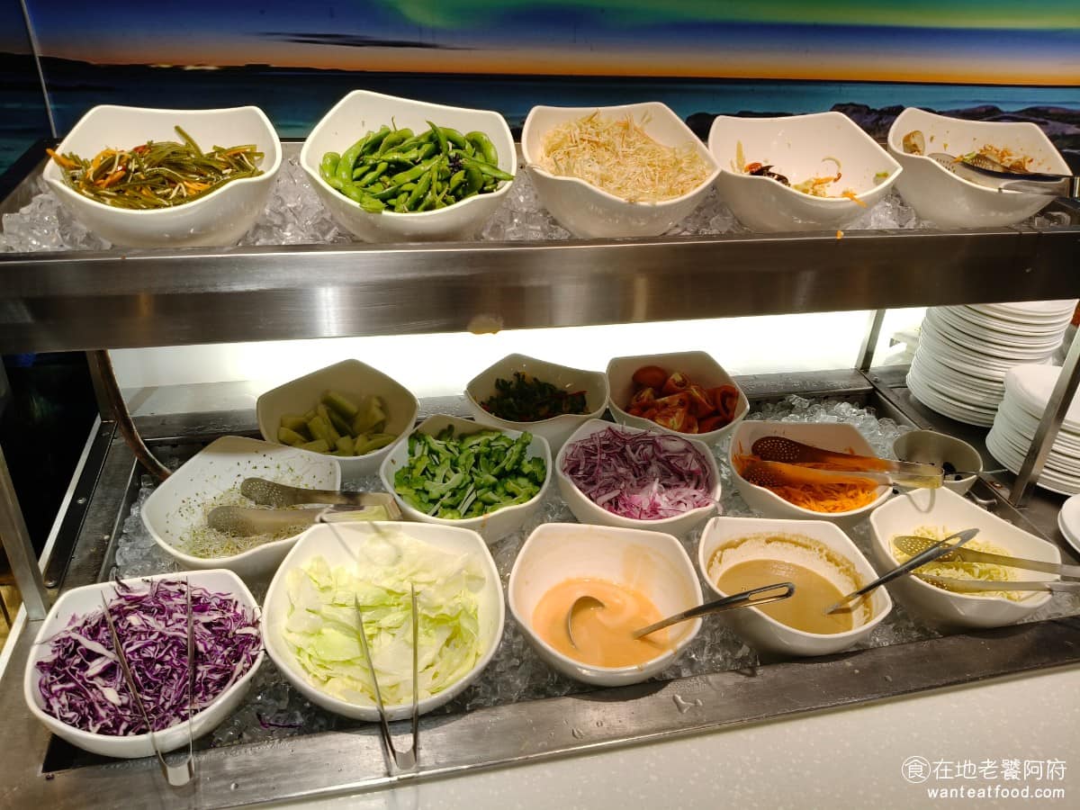 我家牛排松山撫遠店 我家牛排松山撫遠店菜單 我家牛排松山撫遠店推薦 松山區美食 松山美食 生菜沙拉區 有涼拌、速度涼拌海蜇皮、涼拌蟹味棒、毛豆和涼拌海帶、生菜沙拉、油苜蓿芽、紫萵苣、高麗菜、胡蘿蔔。 @在地老饕阿府