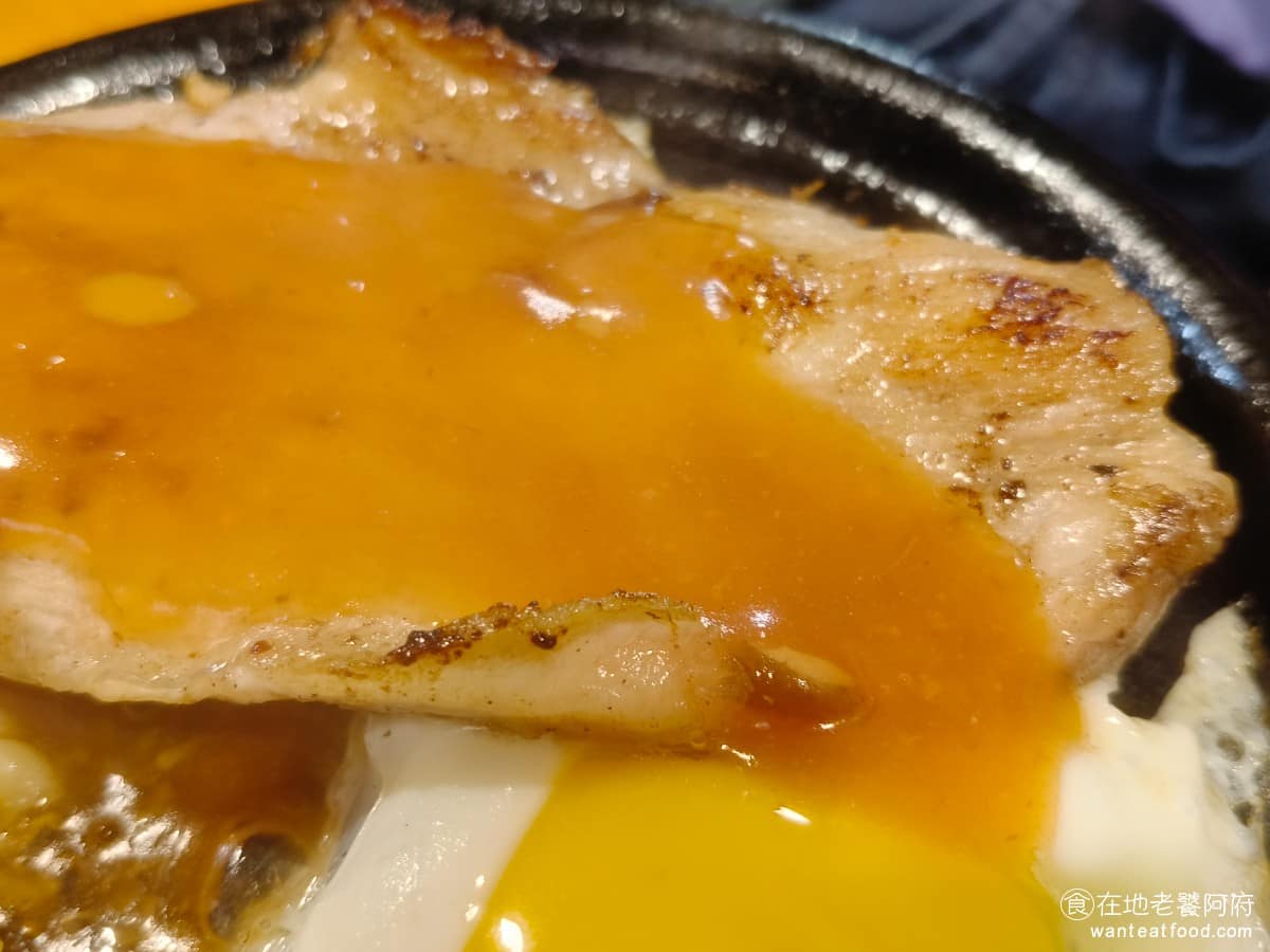 我家牛排松山撫遠店 我家牛排松山撫遠店菜單 我家牛排松山撫遠店推薦 松山區美食 松山美食 松阪豬排 我家牛排裡面的全部餐點，個人覺得最好吃的，就是這一份松阪豬，松阪豬和一般豬排一樣，也帶有淡淡的蒜香味，但不一樣的是，它的肉質不只軟嫩，而且非常多汁又Q彈，肥瘦比例剛剛好，每次吃品質也都很穩。 @在地老饕阿府