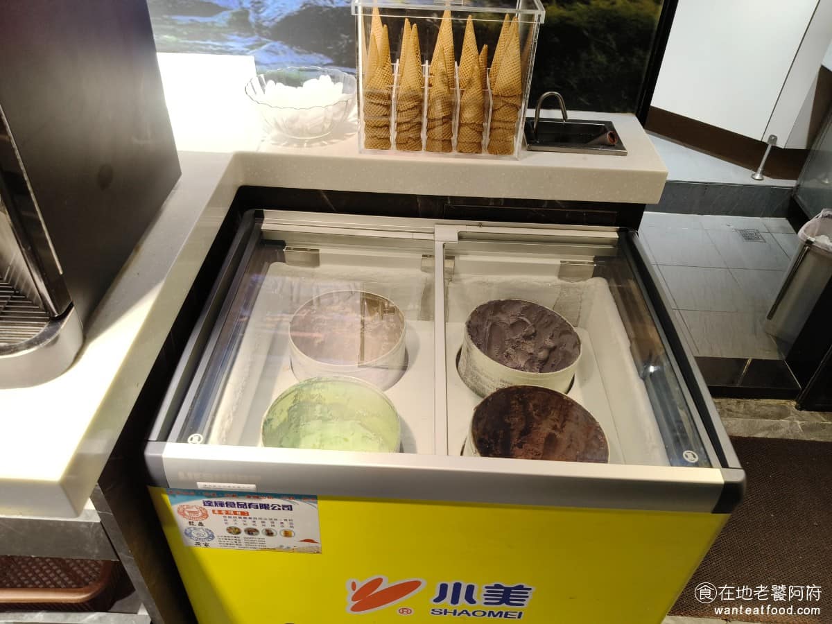 我家牛排松山撫遠店 我家牛排松山撫遠店菜單 我家牛排松山撫遠店推薦 松山區美食 松山美食 冰淇淋區 冰淇淋的口味是小美冰淇淋，還不錯，有巧克力、芋頭、焦糖和情人果這四種，都是我喜歡的口味，還有提供餅乾甜筒。 @在地老饕阿府