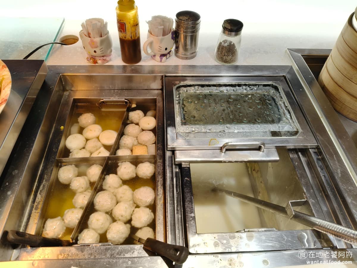 我家牛排松山撫遠店 我家牛排松山撫遠店菜單 我家牛排松山撫遠店推薦 松山區美食 松山美食 關東煮區只有兩樣，一個是貢丸，另一個是香菜丸，旁邊還有玉米濃湯。 @在地老饕阿府