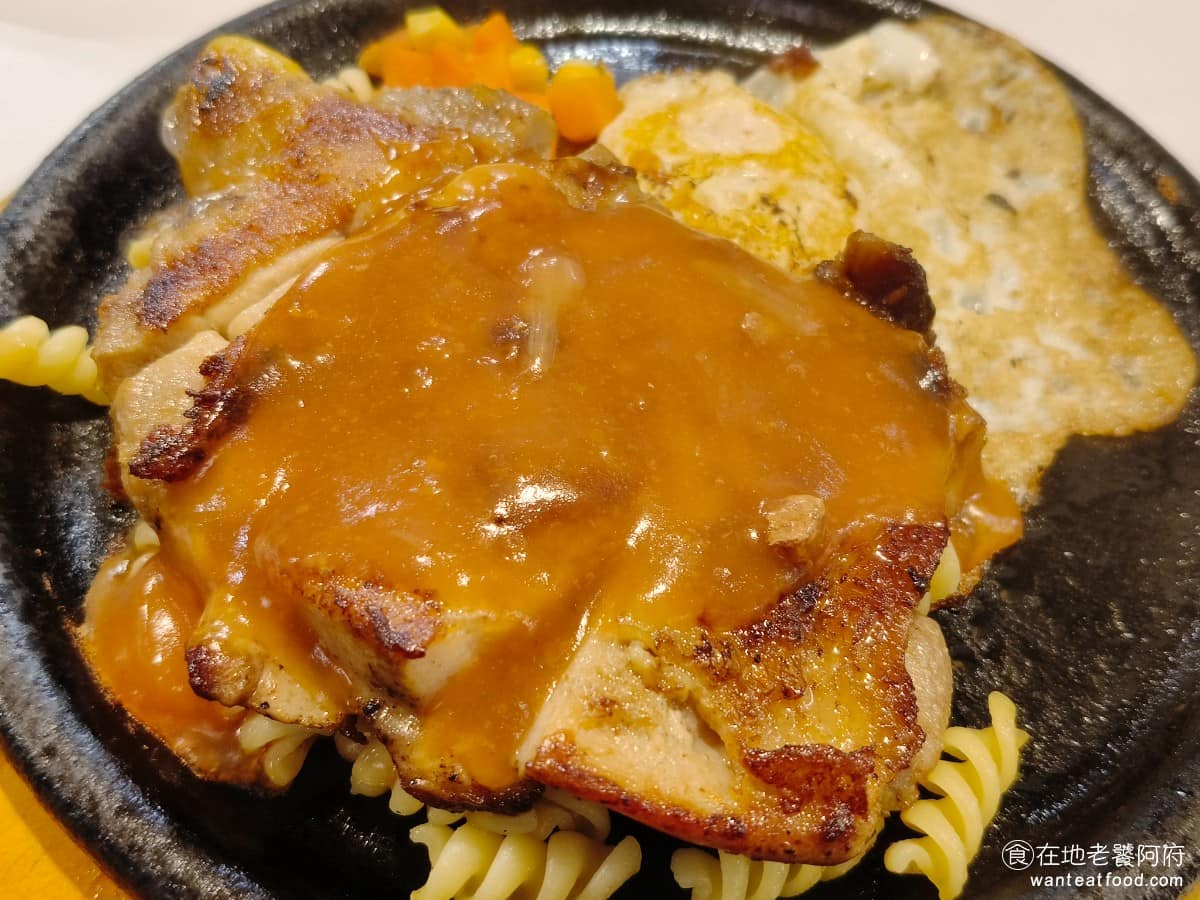 我家牛排松山撫遠店 我家牛排松山撫遠店菜單 我家牛排松山撫遠店推薦 松山區美食 松山美食 勁燒雞腿排 雞腿排非常厚實，一直是我家牛排的特色，雞腿肉帶有蒜味，吃起來口感也不會太硬，搭配蘑菇醬，吃起來味道都不錯。 @在地老饕阿府