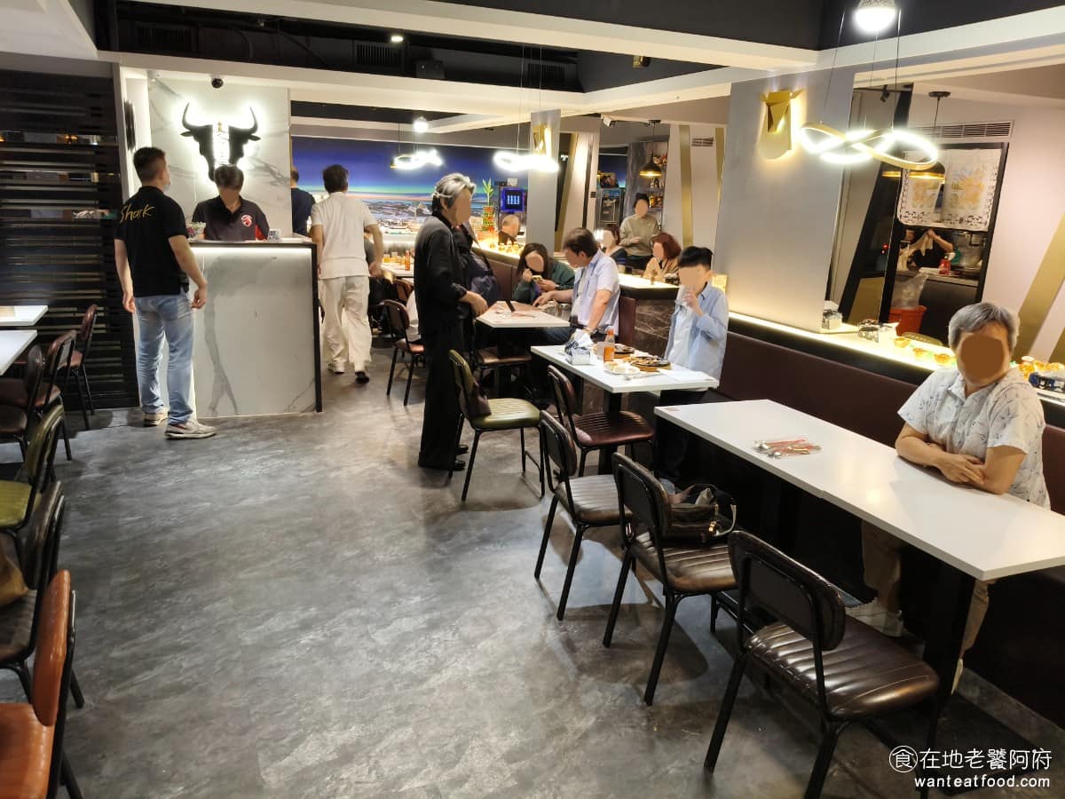 我家牛排松山撫遠店 我家牛排松山撫遠店菜單 我家牛排松山撫遠店推薦 松山區美食 松山美食 撫遠店空間寬敞，桌椅間距夠大，走動取餐不太會互相干擾，整體用餐舒適度在這個價位，算是不錯的，座位以沙發椅為主。 @在地老饕阿府