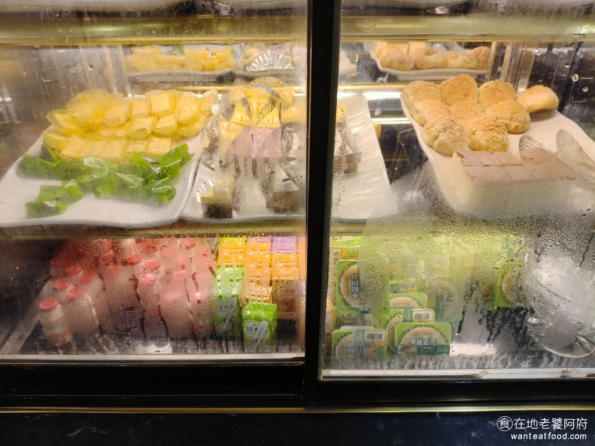 我家牛排松山撫遠店 我家牛排松山撫遠店菜單 我家牛排松山撫遠店推薦 松山區美食 松山美食 甜點區 種類比預期的還多，有泡芙、蜂蜜蛋糕、咖啡蛋糕、橘子巧克力蛋糕、千層派，和綠豆麻糬，最底下還有中華豆花、波蜜芒果百香果汁、芭樂汁，還有養樂多。 @在地老饕阿府